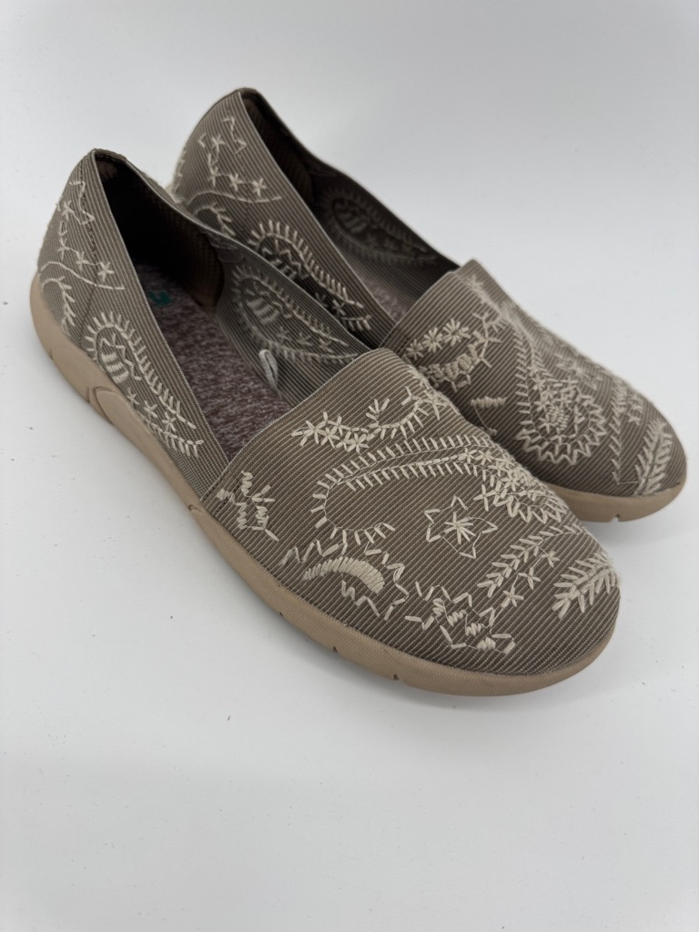 Yuu Shoes Womens Sz 10 Krishna Gray Beige Embroidered Slip On Comfort Shoes